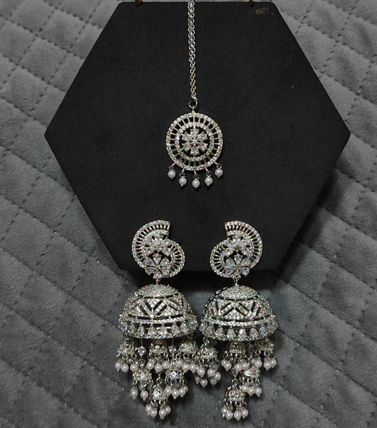 Elegant Chandelier Earrings and Maang Tikka with Intricate Pearl Detailing