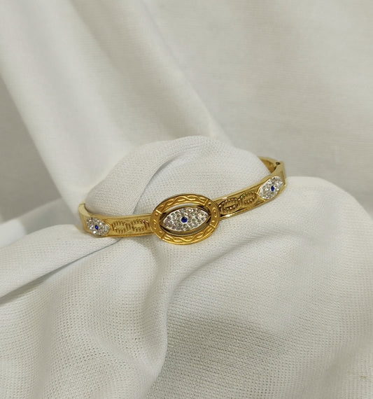 Intricate Anti-Tarnish Bracelet with Oval Crystal Detail